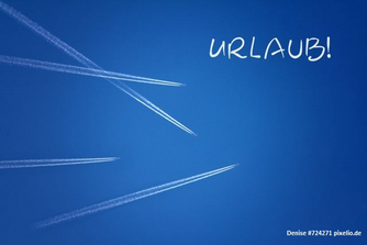 Die Grafik zeigt einen blauen Himmel und trägt die Aufschrift „Urlaub“. Um das Urlaubsgefühl zu untermauern, sind noch die Kondensstreifen von vier Flugzeigen zu erkennen.