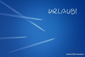 Die Grafik zeigt einen blauen Himmel und trägt die Aufschrift „Urlaub“. Um das Urlaubsgefühl zu untermauern, sind noch die Kondensstreifen von vier Flugzeigen zu erkennen.